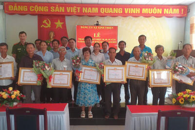 ĐẢNG ỦY XÃ TỊNH THIỆN TỔ CHỨC LỄ TRAO HUY HIỆU ĐẢNG ĐỢT 03/2/2025 VÀ 19/5/2025
